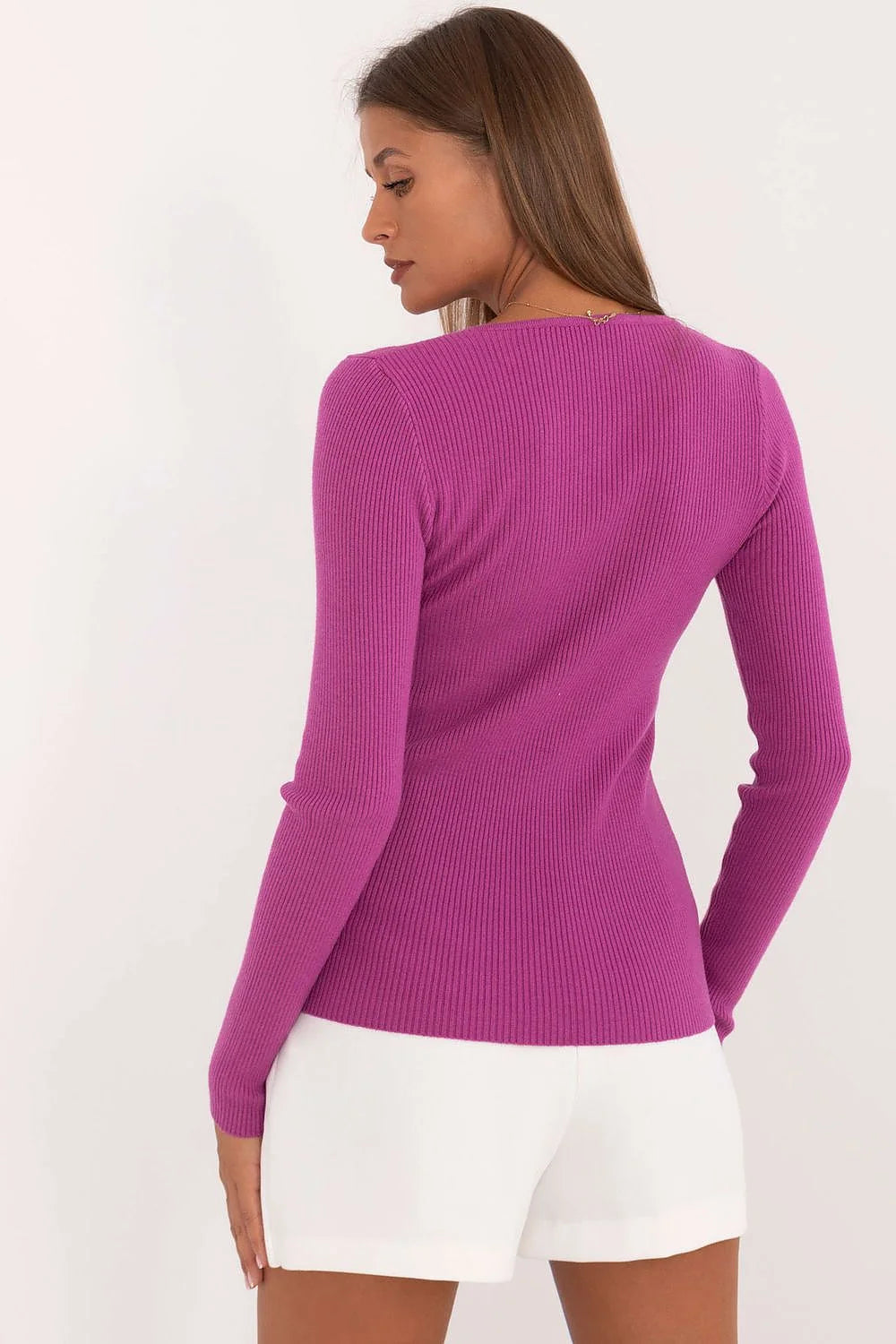 Pull ajusté pour femmes en maille fine couleur mauve/violet vif avec boutons décoratifs dorés coupe près du corps longueur raccourcie