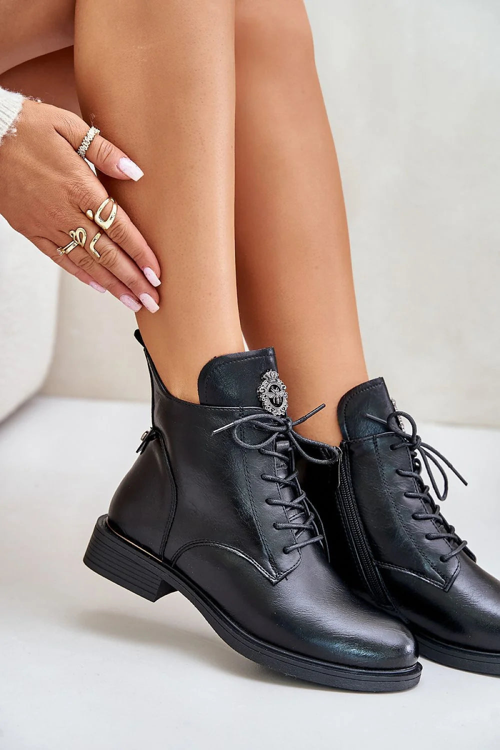 Bottines femmes cuir noir élégantes modernes confortables style chic design montant lacer zip métal résistant semelle caoutchouc