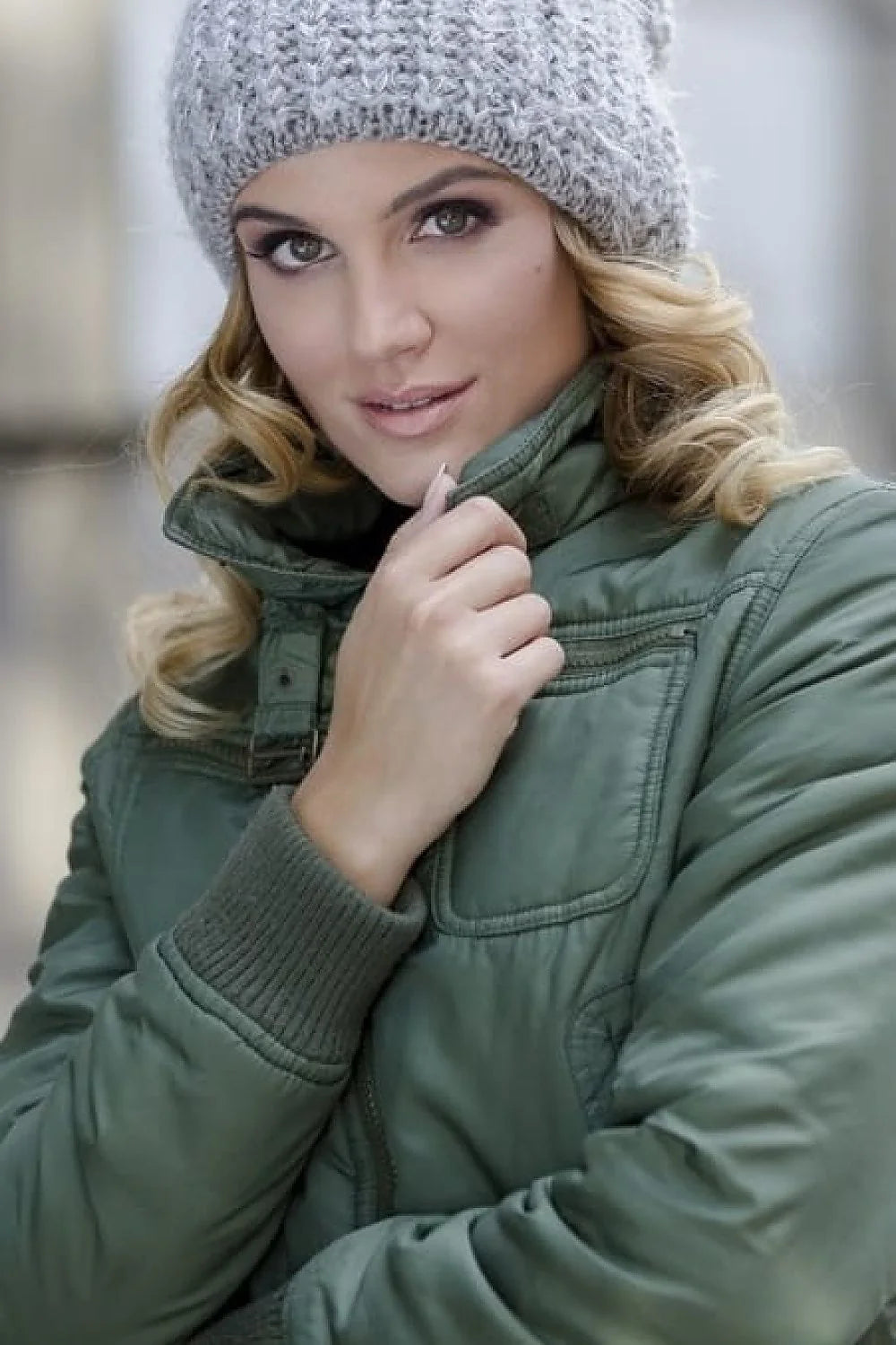bonnet tricot femme gris foncé grosse maille volumineux côtelé ajusté effilé pointe moelleux chaud doux laine acrylique durable élégant intemporel