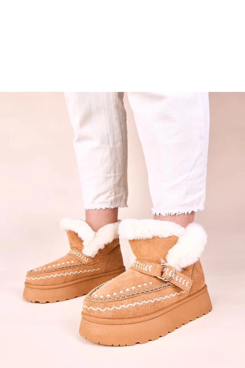bottes neige brunes suédé cheville fourrées fausse fourrure semelle plateforme crantée antidérapante surpiqûres liseré tressé boucle décorative confortables isolantes élégantes