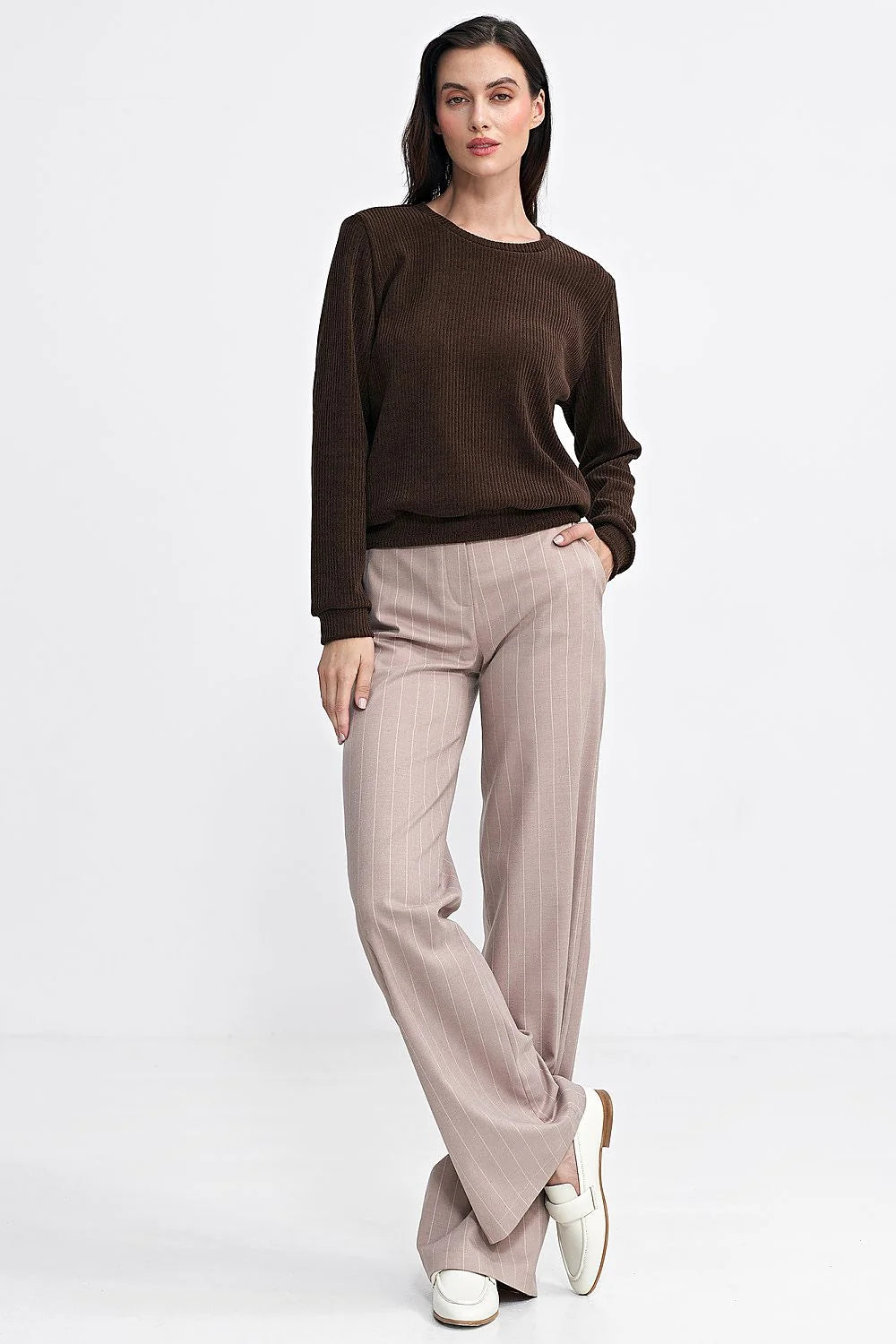 Pull femme élégant en tricot côtelé couleur marron foncé coupe ajustée manches longues col rond ourlet fin
