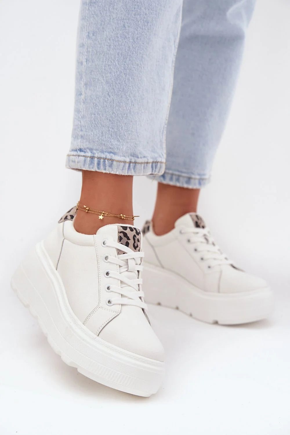 baskets femme cuir naturel plateforme compensées blanches lacets ajustables bout rond œillets métalliques semelle crantée antidérapante empiècements léopard talon languette