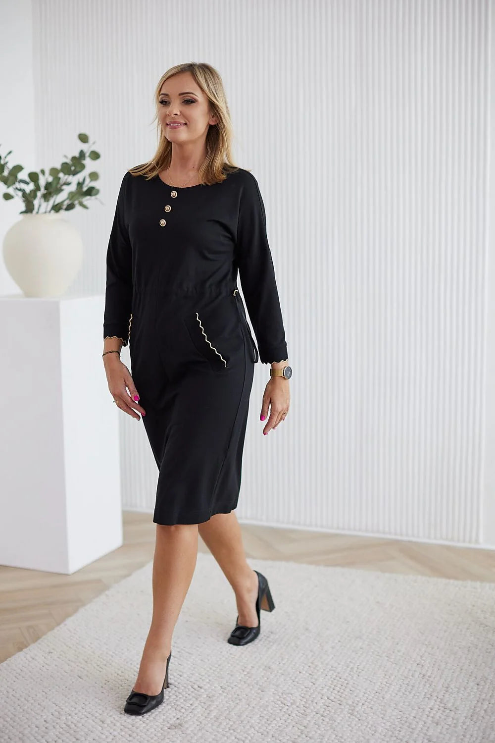 Robe de jour classique La Aurora manches longues enfile noire en tricot souple taille ajustable pour femmes matures occasionnels professionnels et élégants