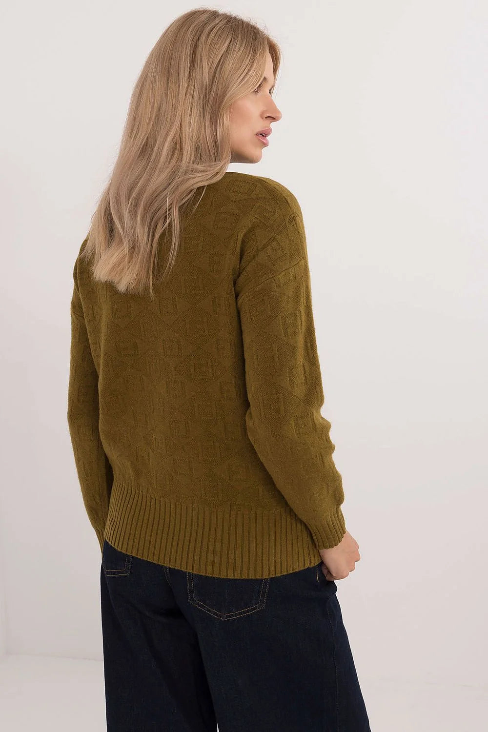 pull femme kaki col montant maille jacquard douce chaude confortable texture relief motif géométrique coupe droite manches longues bord côtelé