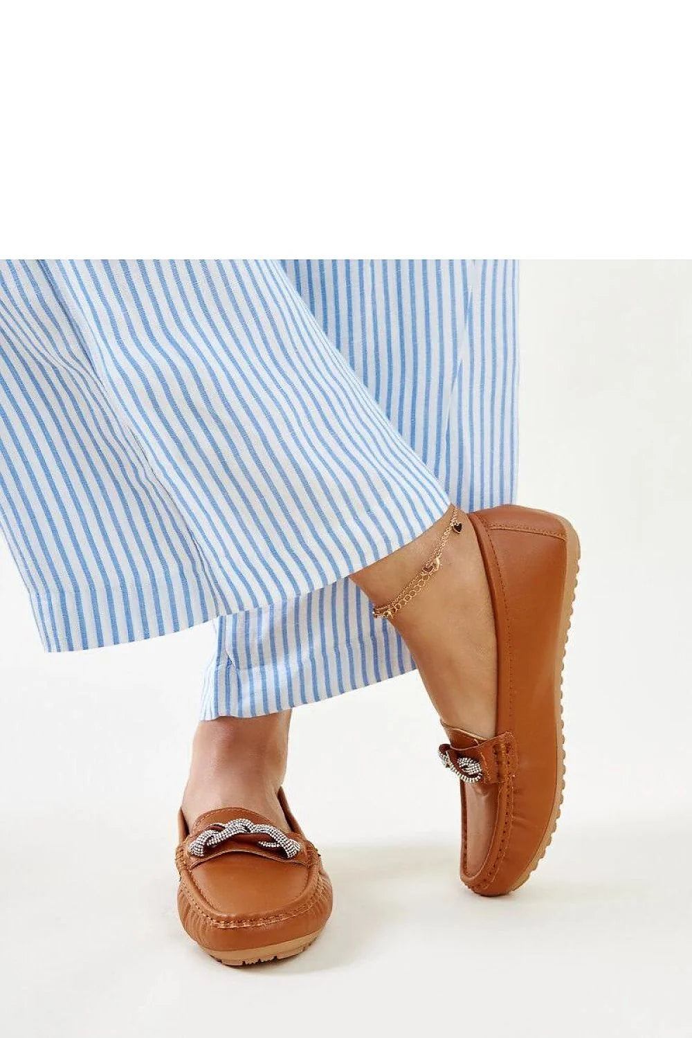 mocassins femme Adiba Solea cuir marron bout rond surpiqûres apparentes chaîne tressée argentée semelle crantée caoutchouc antidérapante confortable