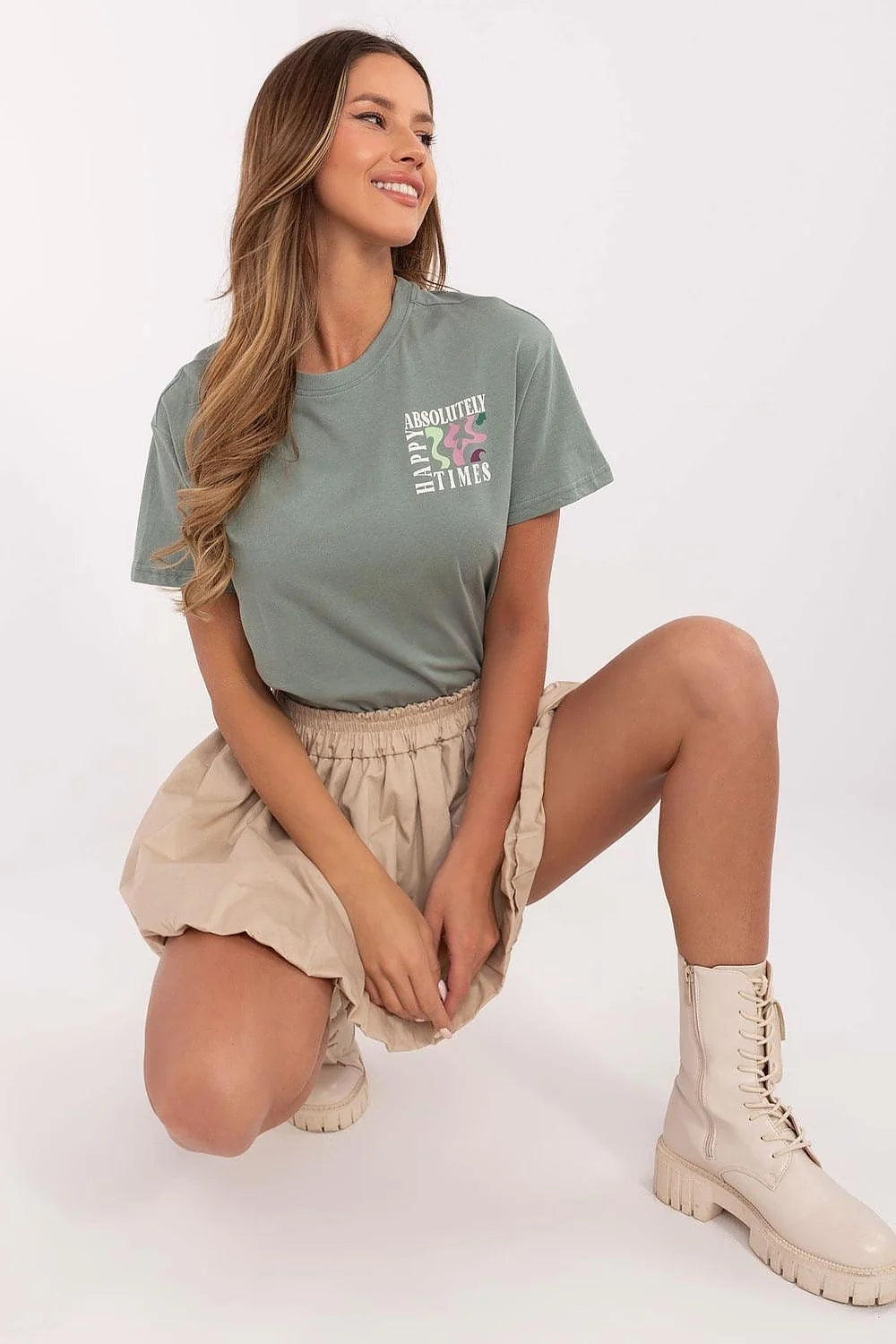 Ensemble mode femme t-shirt sage vert jupe beige bottines montantes casual tendance été 2023