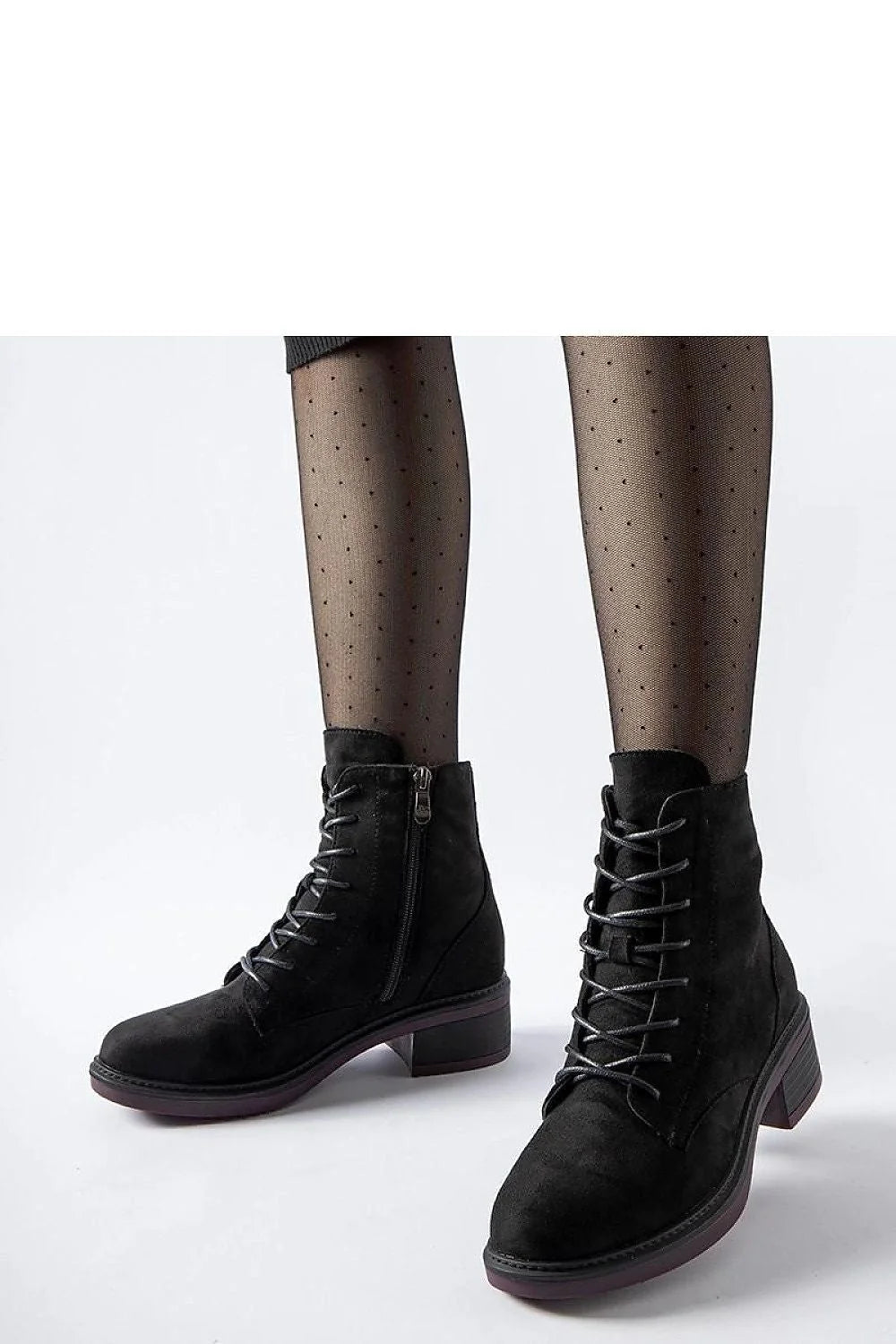 Bottes à talons basses en daim noir Solea, style moderne, montantes à la cheville, semelle violette, fermeture éclair latérale, confortable, élégance