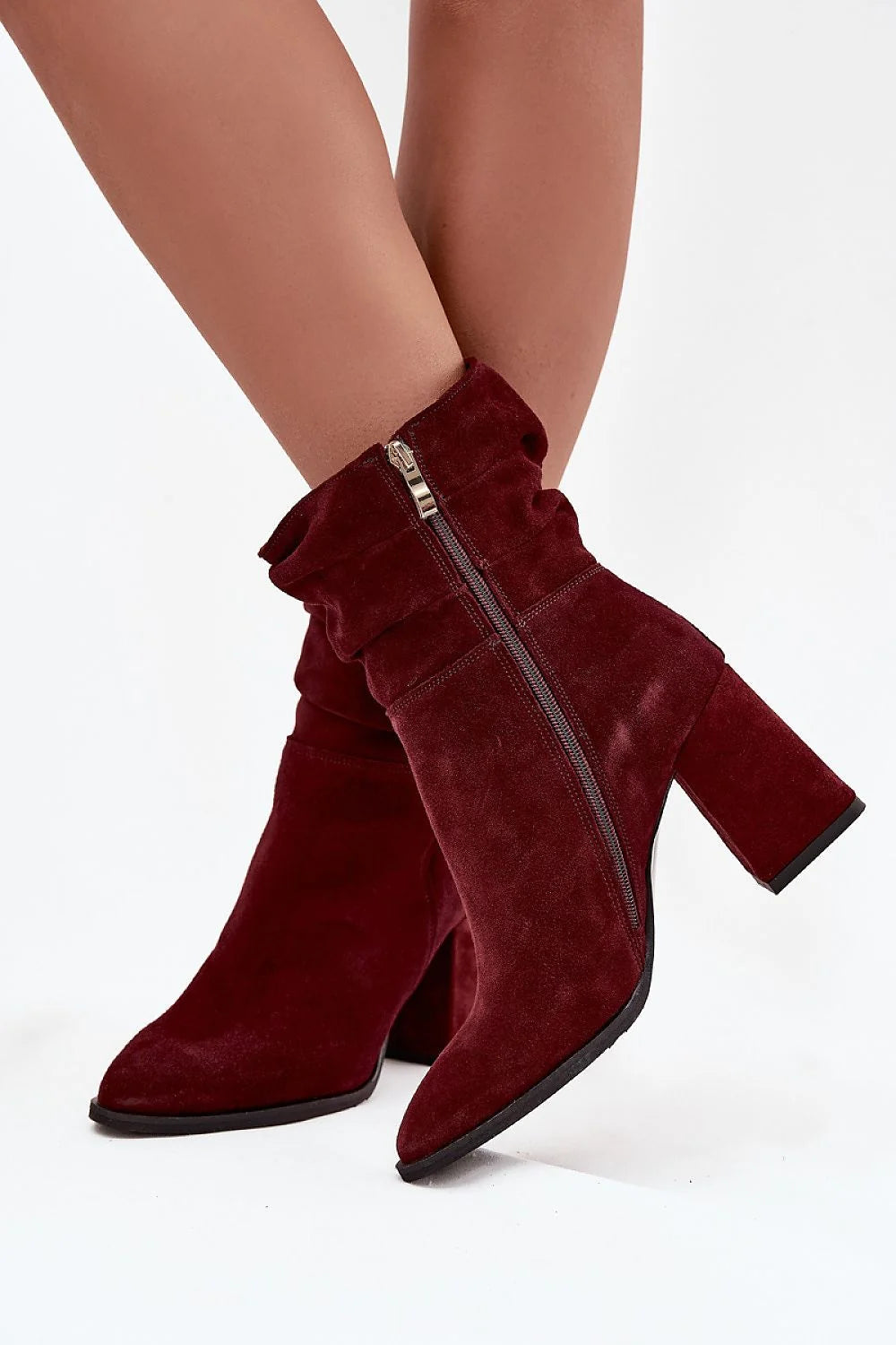 bottines femme cheville suède bordeaux talon bloc carré confortable doublure feutrée fermeture éclair latérale dorée bout amande sophistiquées élégantes