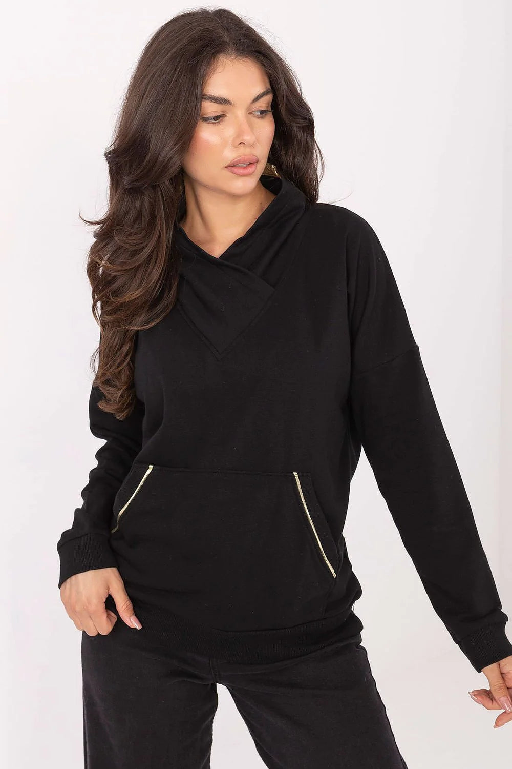 sweatshirt femme molletonné noir col châle croisé coupe relaxed manches longues poche kangourou zippée inserts dorés coton élasthanne