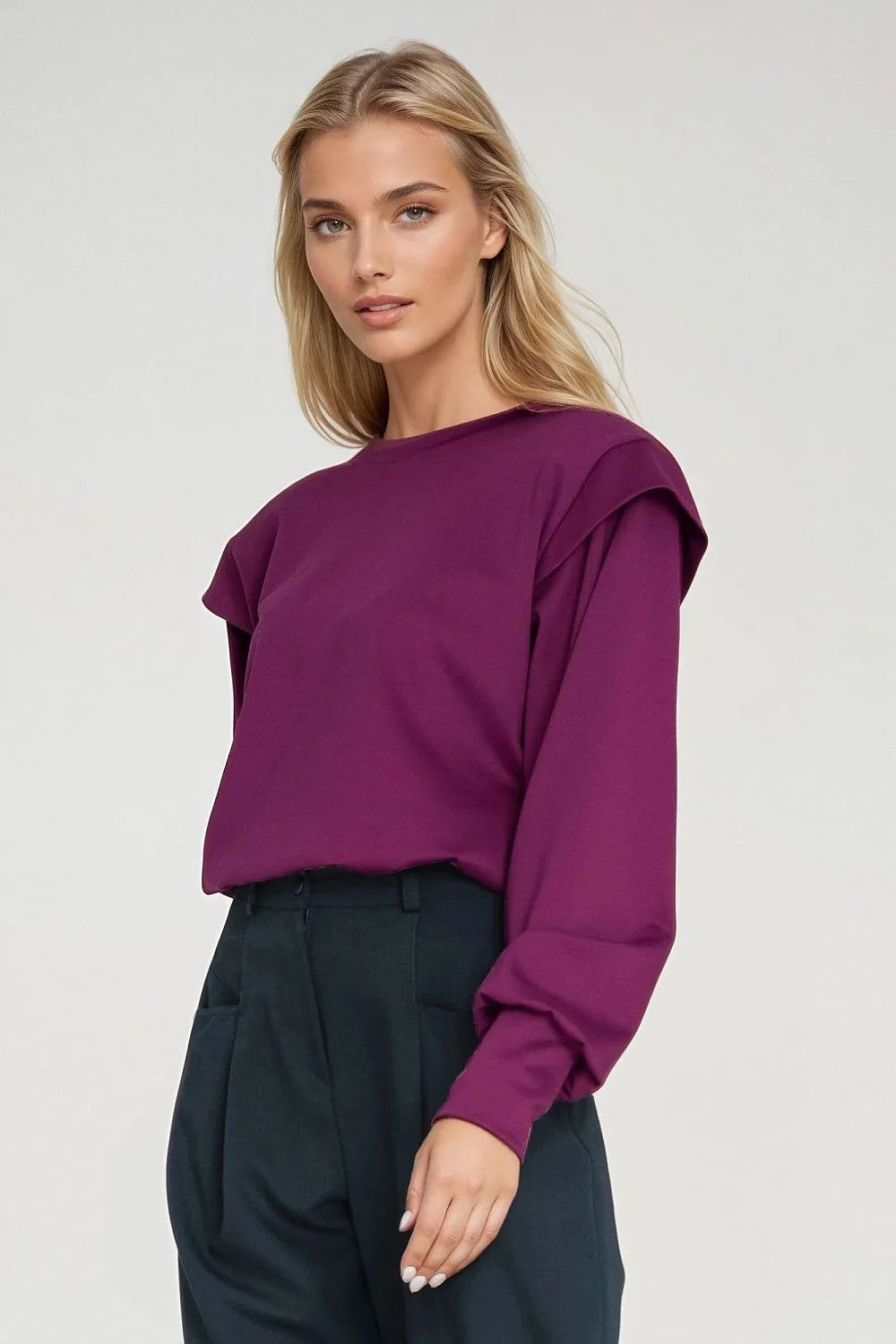 sweatshirt femme oversize col rond manches longues épaules structurées épaulettes poignets larges base droite tissu mat prune polyvalent décontracté chic