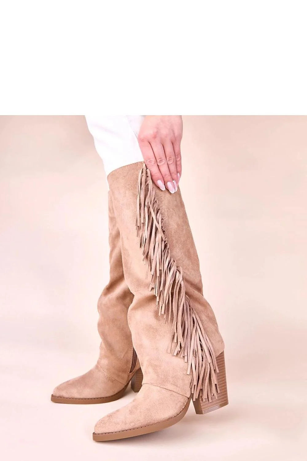 bottines beiges suédées franges latérales décoratives bout pointu talon bloc empilé stabilité confortables semelle gomme bohème chic élégantes