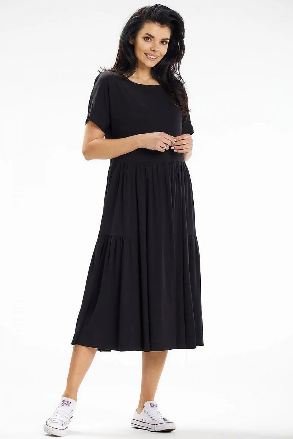 Robe femme été 2023 style décontracté noire matière douce longueur midi manches courtes encolure ronde femmes élégance confort