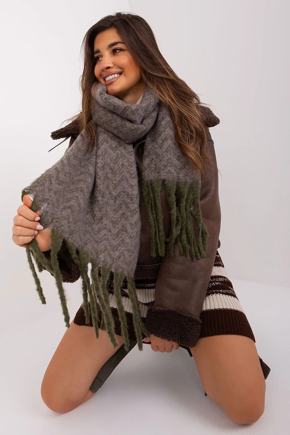 Écharpe design motifs géométriques longue franges vertes automne hiver poly résistant couleurs subtiles style moderne