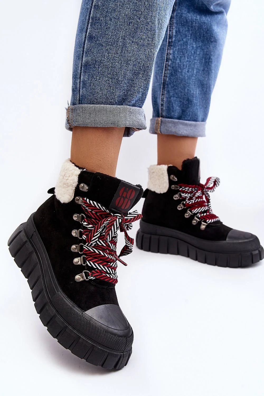 Bottes trappeur femmes suédine écolo lacets rouge blanc style moderne robuste confort hiver semelle épaisse talon soutien fourrure détail logo
