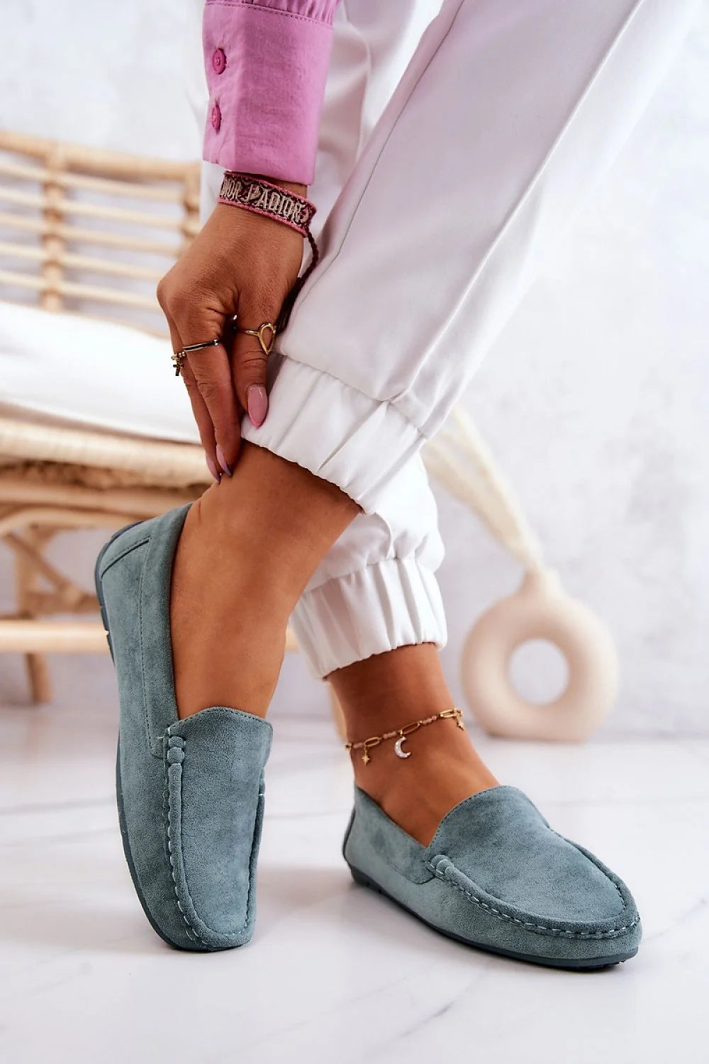 mocassins femme daim bleu gris veloutés élégants intemporels confortables slipon bout arrondi surpiqûres semelle caoutchouc bijoux cheville dorés