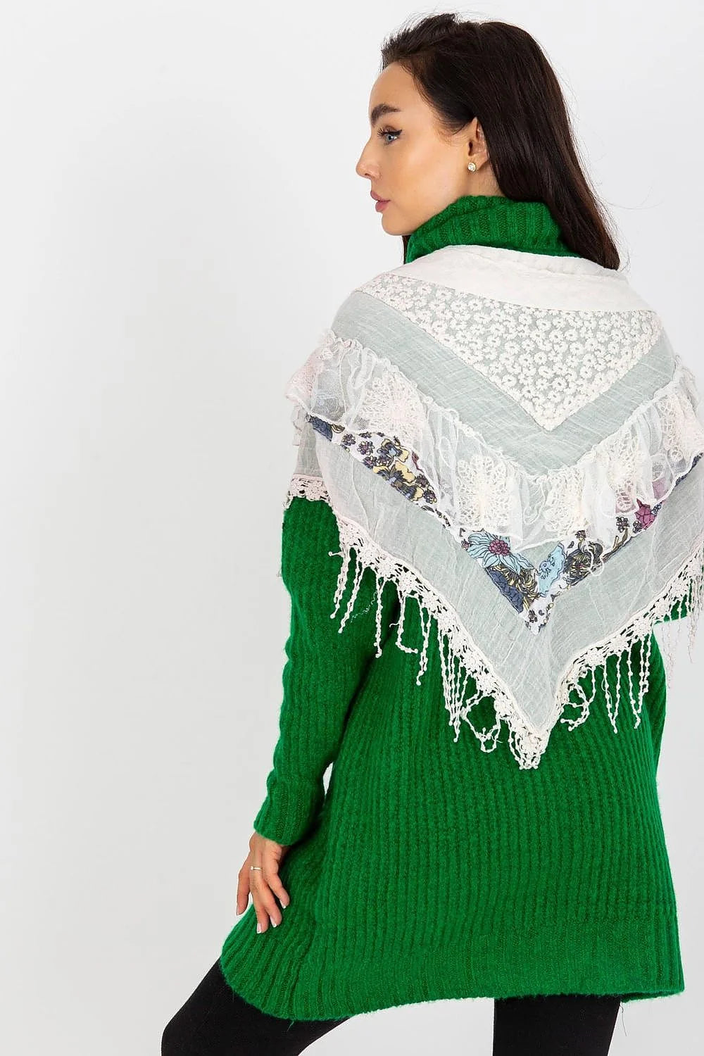 Pull ample en laine maille épaisse vert vibrant col roulé écharpe dentelle fleurie franges boho chic