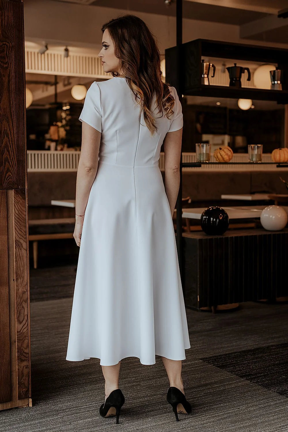 Robe élégante longue manches courtes col rond tissu soyeux couleur bleu pétrole taille ajustable pour femme