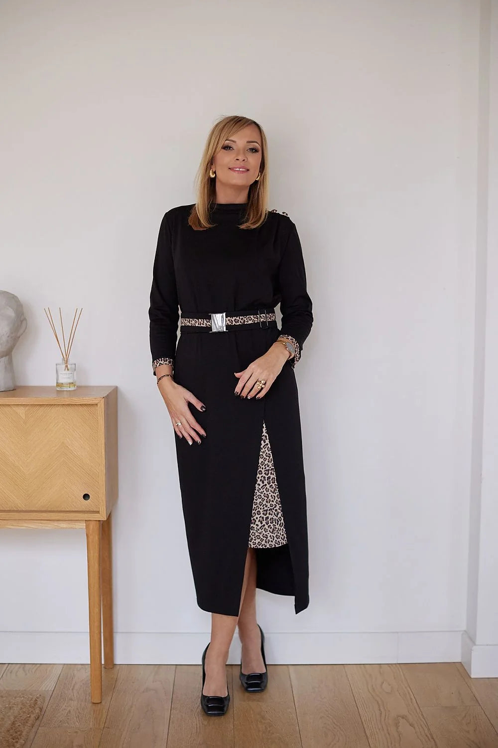Robe de jour La Aurora élégante longue manches longues fente asymétrique motif léopard ceinture métallique taille ajustable pour femmes