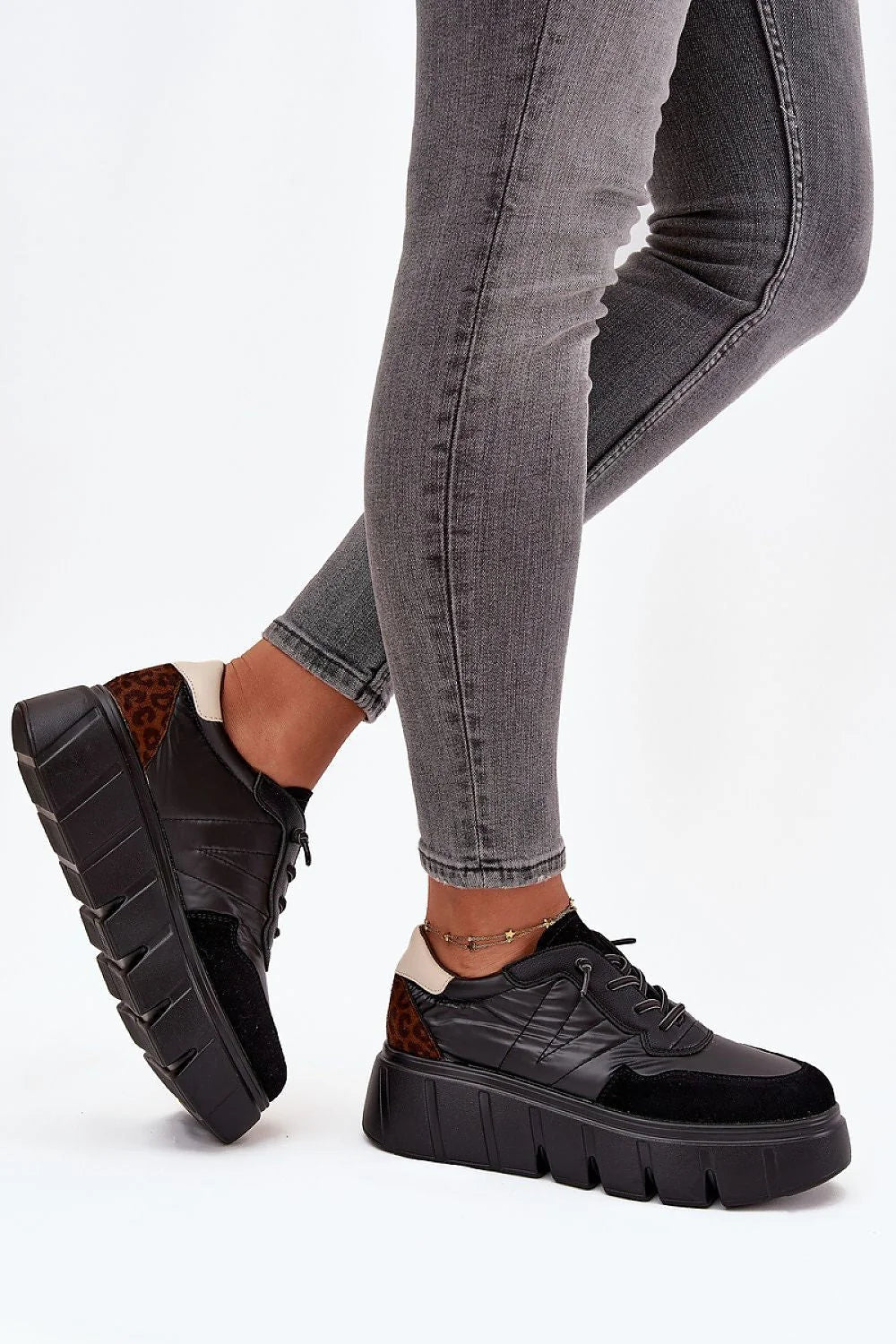 baskets femme Vinceza plateforme 5cm semelle crantée noir suède empiècements cuir synthétique talon beige croco laçage col rembourré
