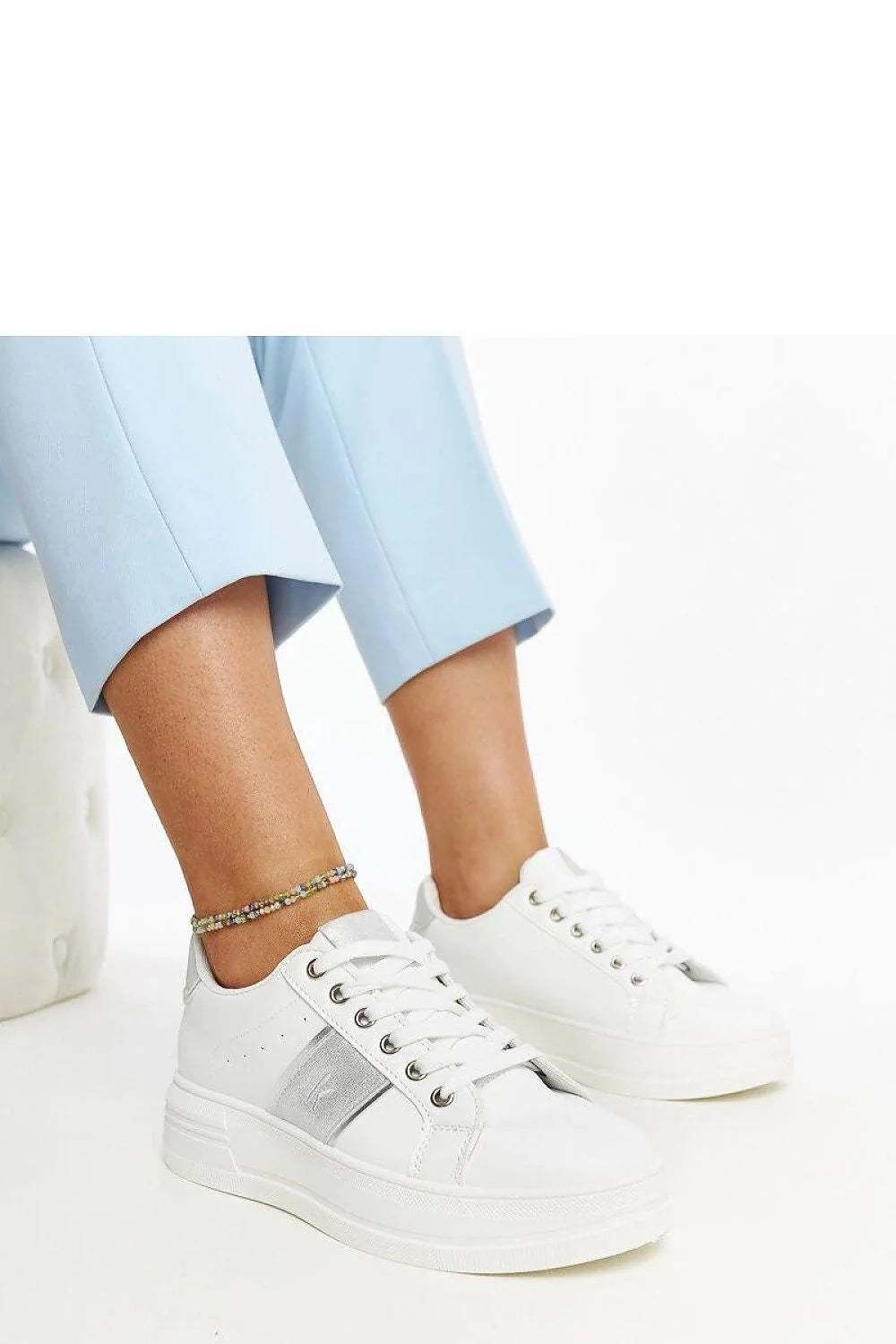 Baskets mode femmes blanches argentées semelle épaisse design moderne chic lacets métalliques élégance urbaine polyvalence