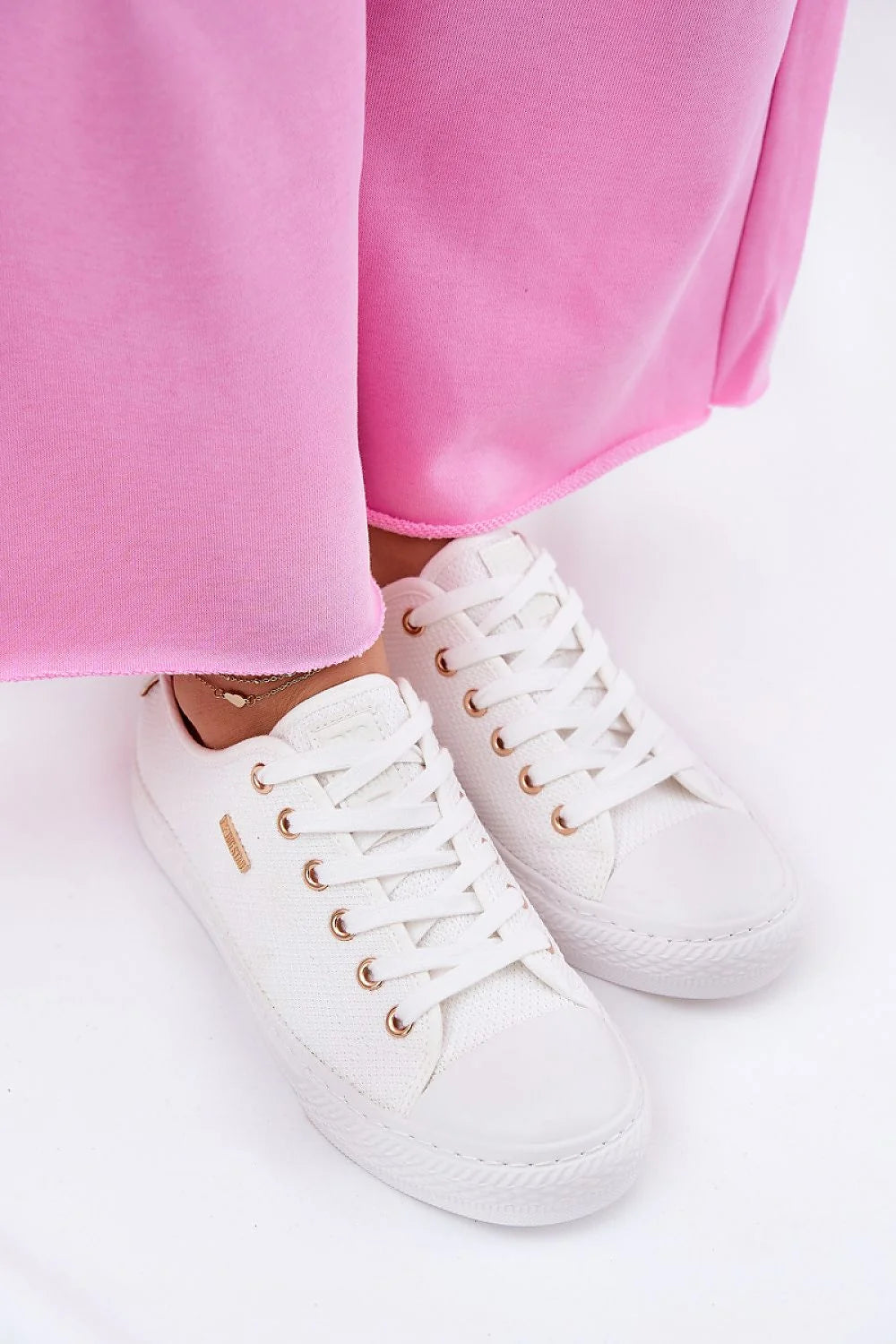 Baskets pour femmes Step in style design classique blanche toile semelle caoutchouc doré lacets blancs pantalon rose large