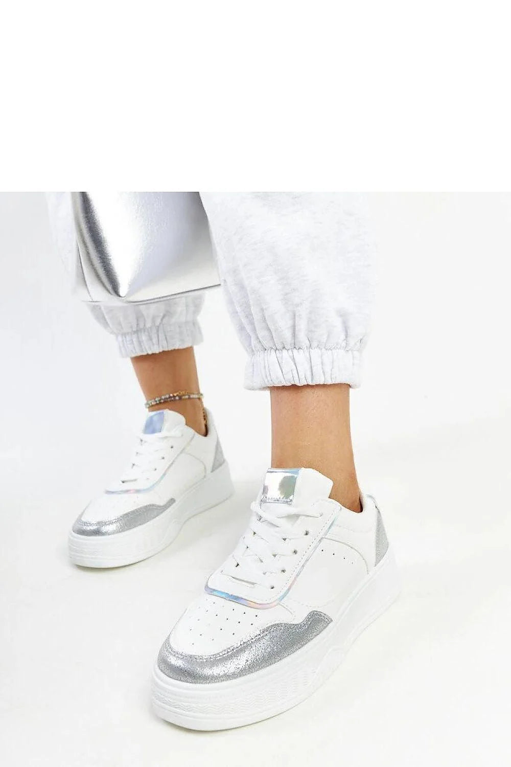 Baskets Solea pour femmes design moderne couleur blanche détails métalliques confort style sportif élégance matériaux durables tendance polyvalence