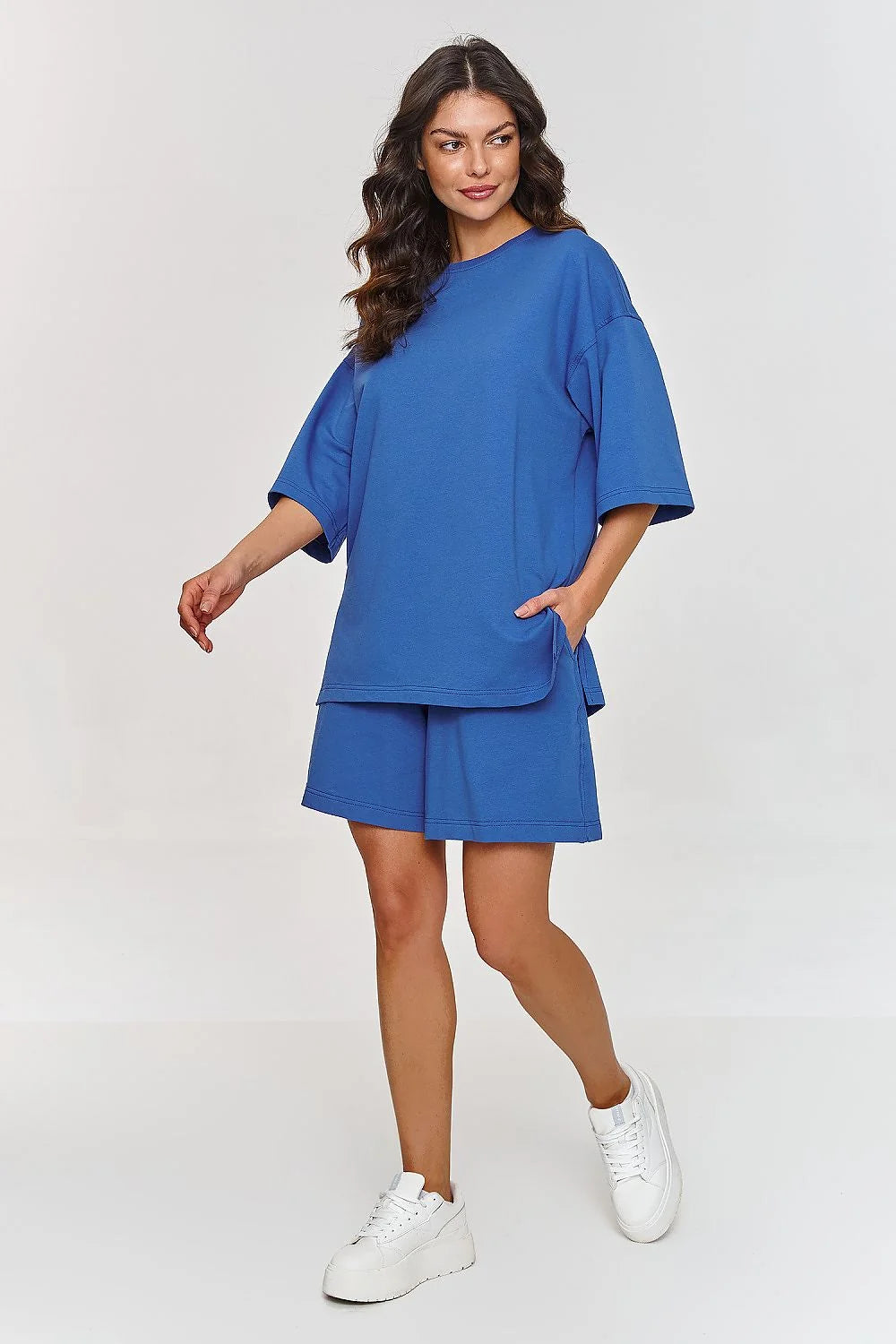 Ensemble femme Makadamia style minimaliste contemporain en coton ample t-shirt manches courtes short taille élastique bleu vif