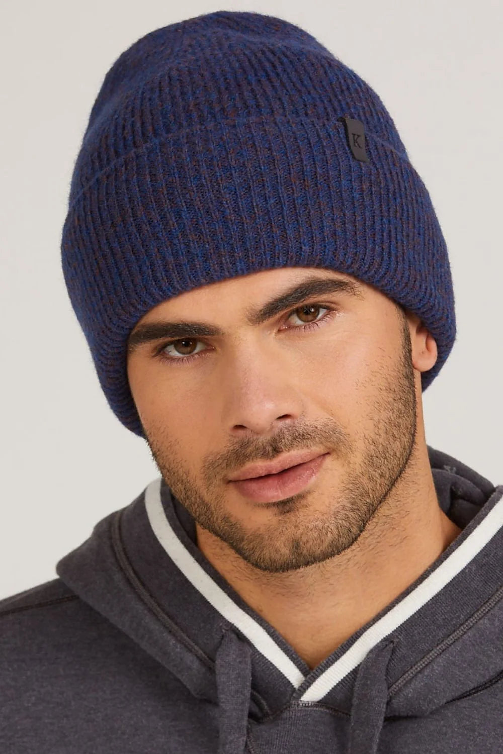 Bonnet tricoté classique bleu foncé texture côtelée pour femme hiver automne style slouchy confort thermique
