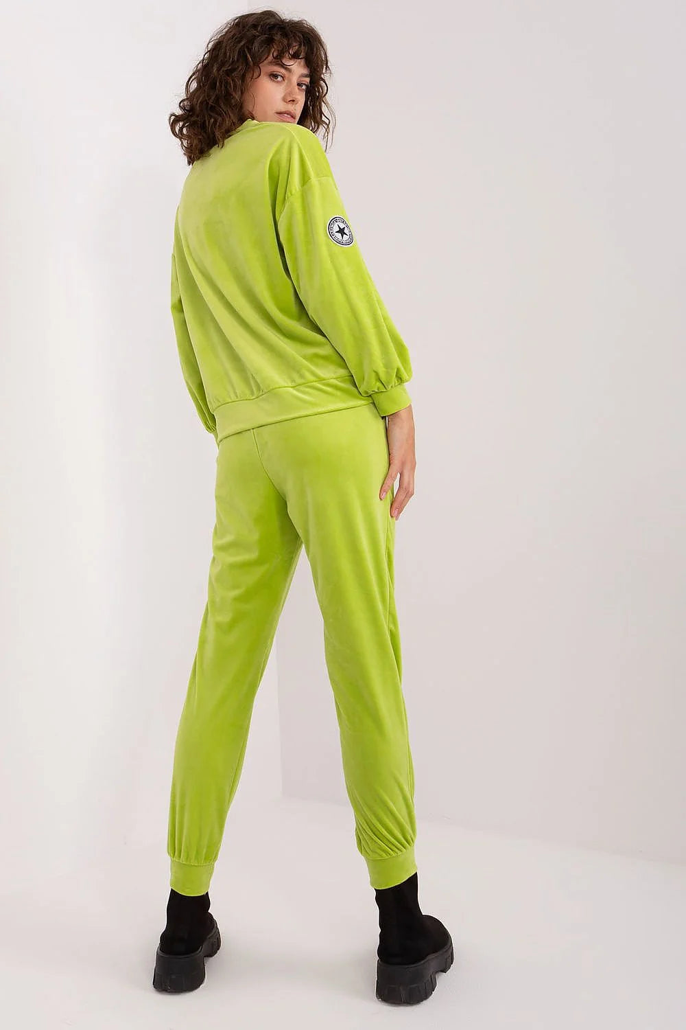 ensemble Italy Moda velours vert lime femme sweat oversize écusson manche pantalon jogger fuselé taille élastiquée cordon noir chevilles côtelées