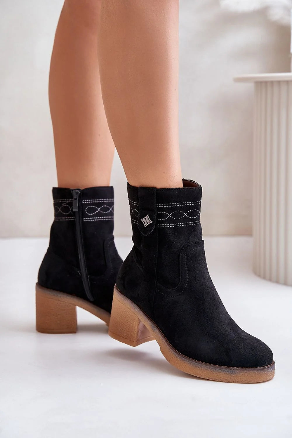 Bottes classiques pour femmes en suédine écologique talon cubain style casual chic automne hiver 2023