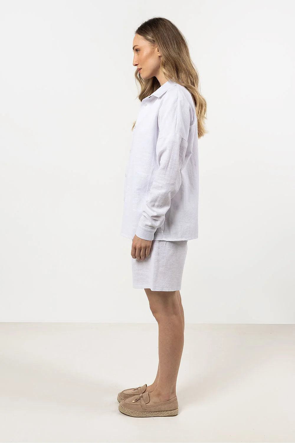 femme chemise longue manches coton blanc oversize coupe ample minimaliste col classique boutons cachés respirant légère confortable intemporelle élégante