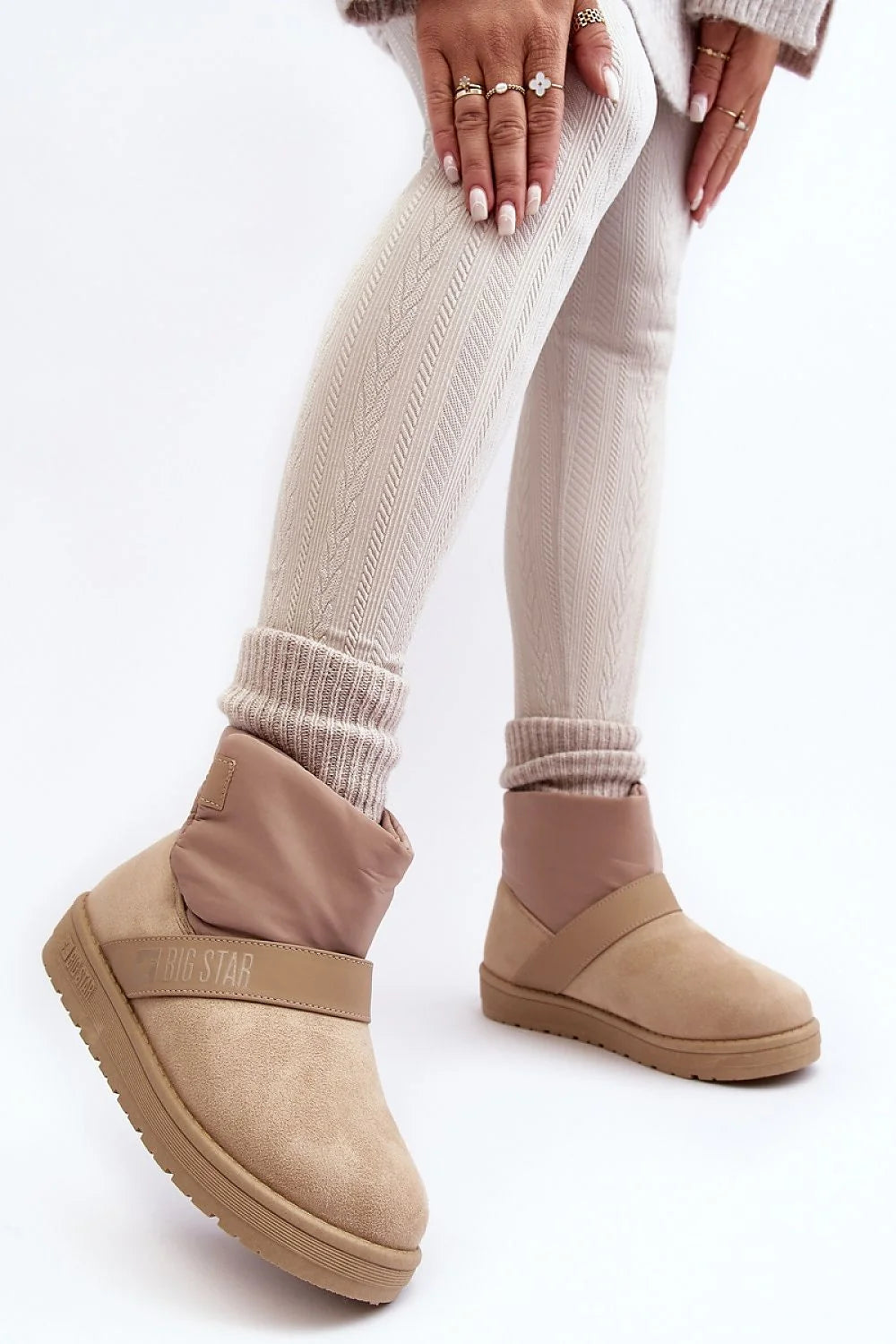 Bottes de neige pour femmes élégantes en daim et fourrure, style moderne, confort optimal, idéales pour les journées froides en ville