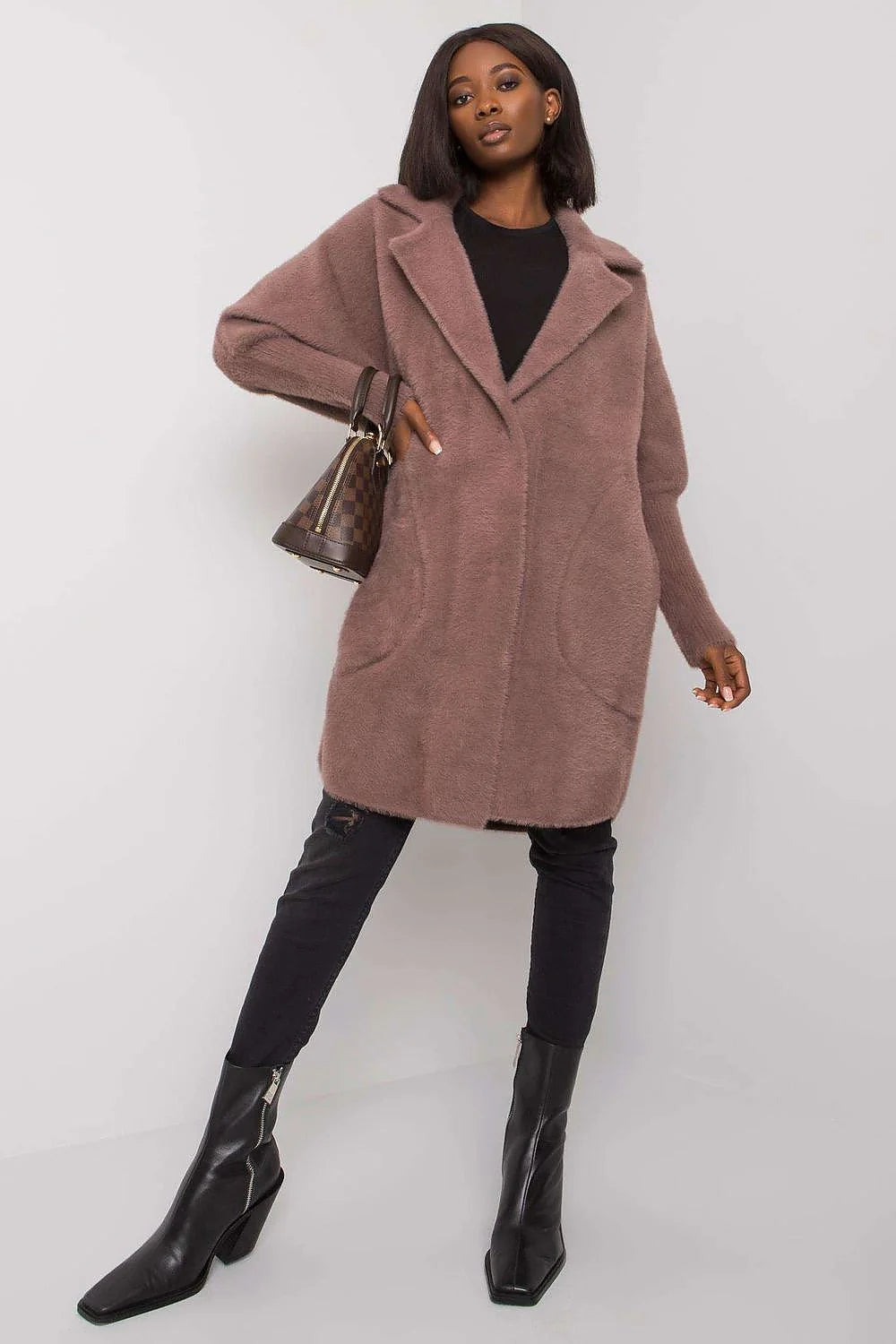 Manteau pour femme élégant en mélange de laine et viscose couleur brun rosé coupe droite col à revers manches longues poches latérales fermé par zip longueur midi
