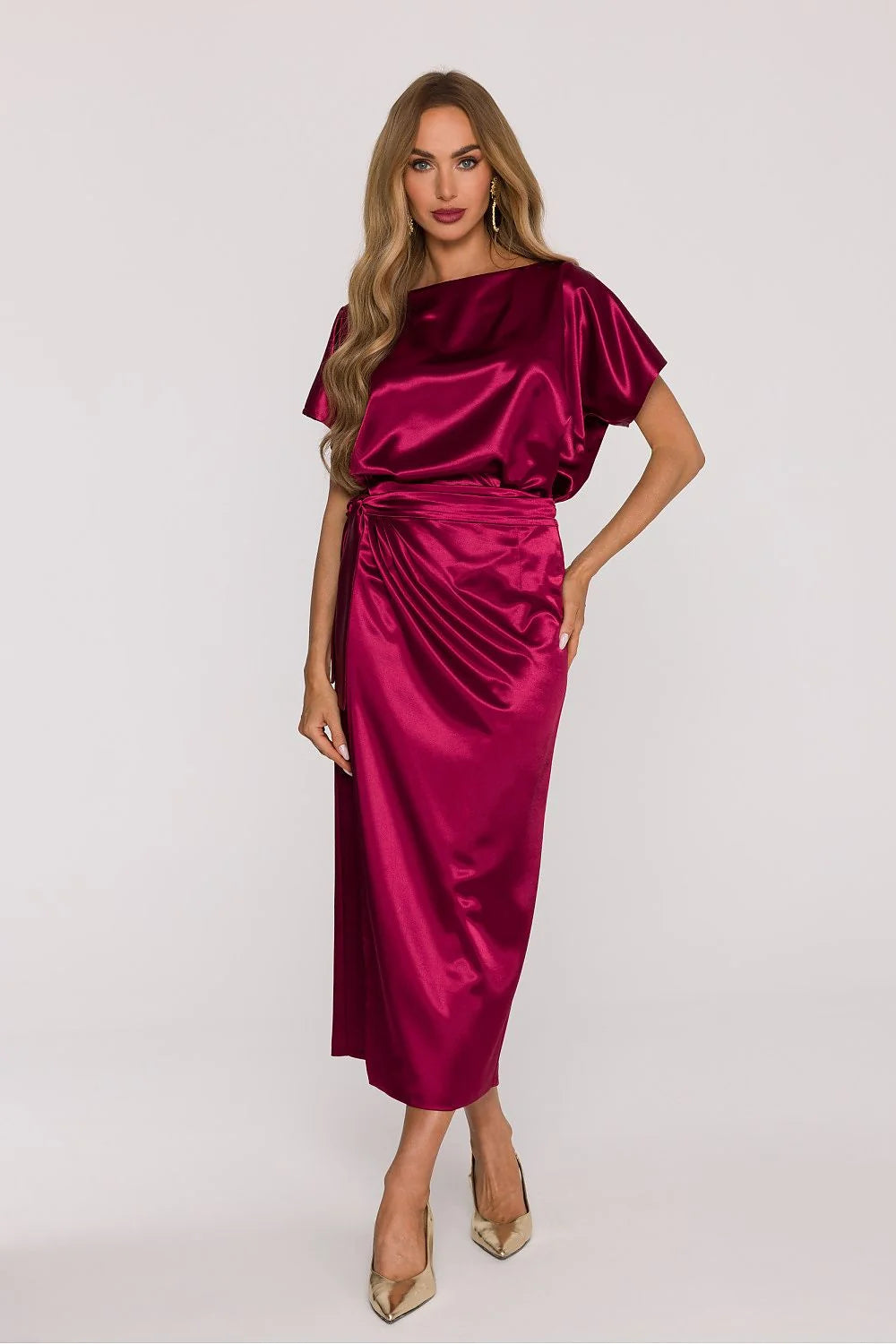 robe midi satinée bordeaux grenat brillante mi mollet encolure bateau manches courtes kimono taille ceinturée drapé fronces latérales silhouette flatteuse