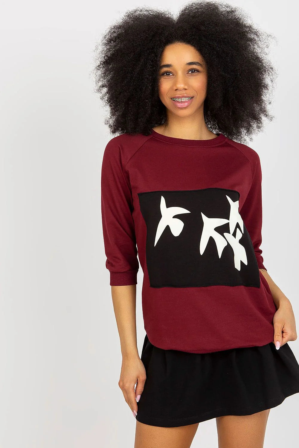 Top femme élégant longues manches couleur bordeaux motif abstrait moderne coupe décontractée style casual chic tissu confortable
