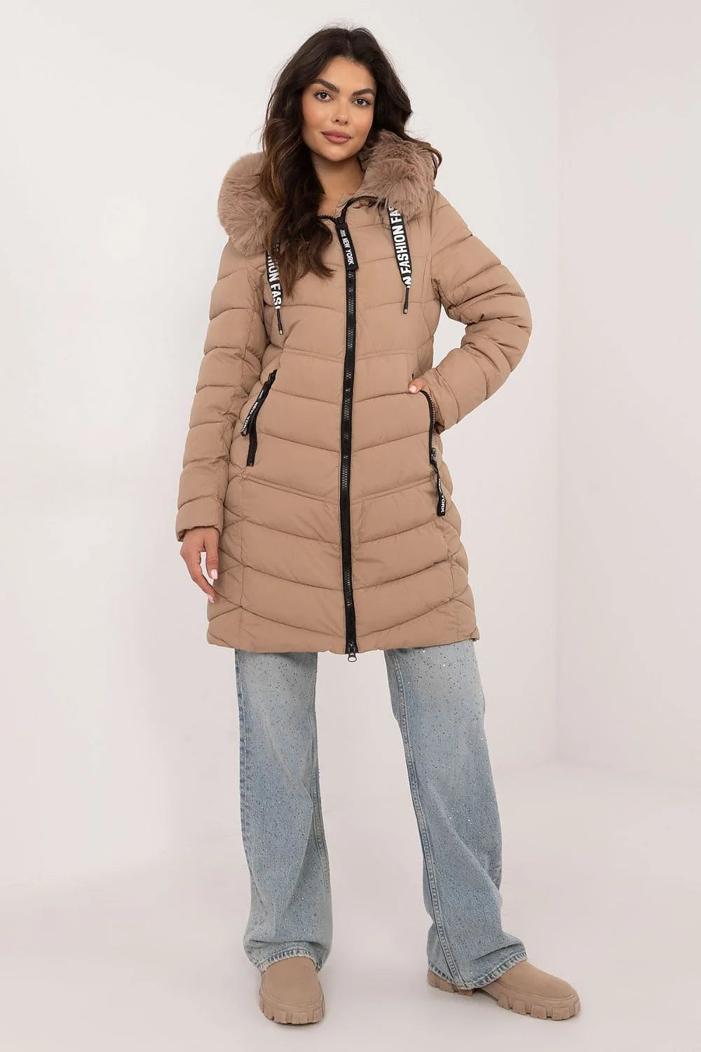 Veste d'hiver élégante pour femme en polyester matelassé capuche fourrure amovible longueur genoux fermeture à glissière beige moderne