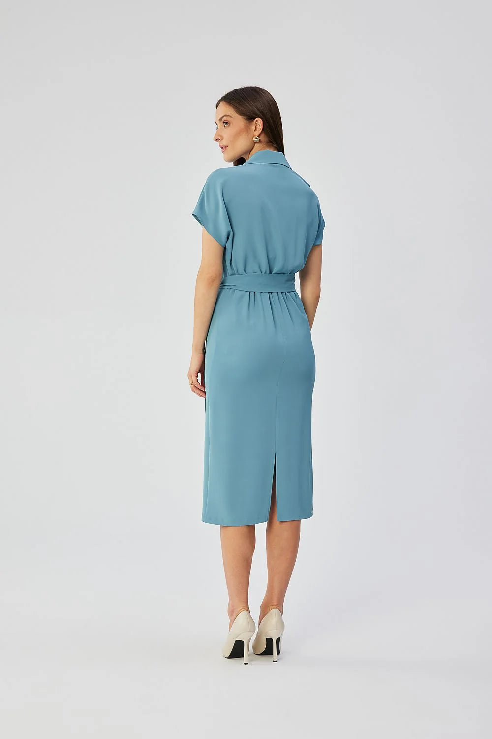 Robe de jour élégante midi manches courtes col V ceinture ajustable tissu fluide couleur bleu-gris femme