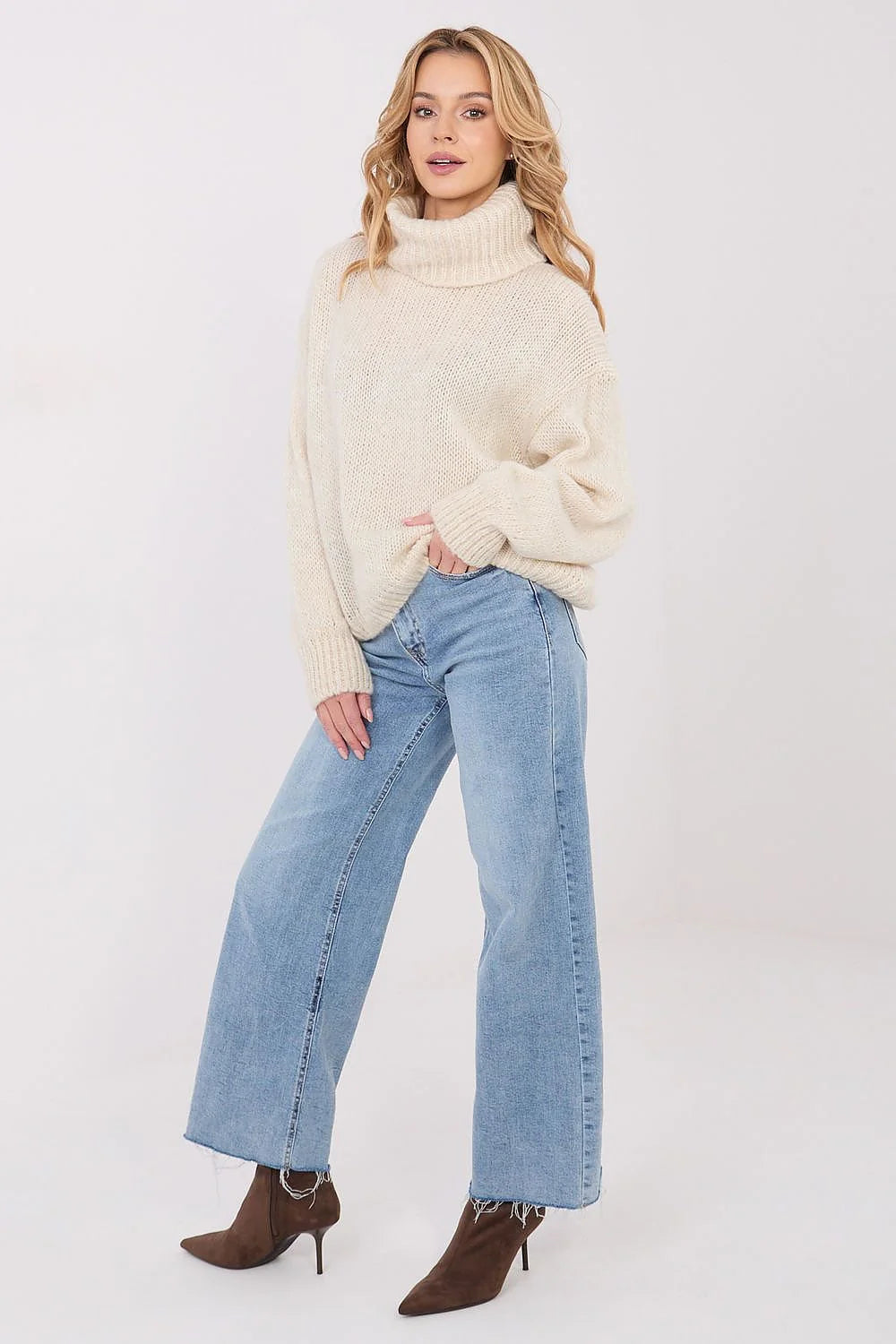 pull femme col roulé oversize maille épaisse écru manches bouffantes poignets côtelés ourlet texture brossée moelleuse coupe loose cosy hivernal
