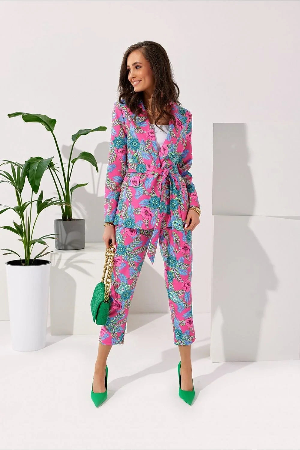 Costume femme à deux pièces veste pantalon floral vibrant tailleur élégant coupe structurée épaules larges ceinture ajustable polyester high-waisted slim-fit eventos formales