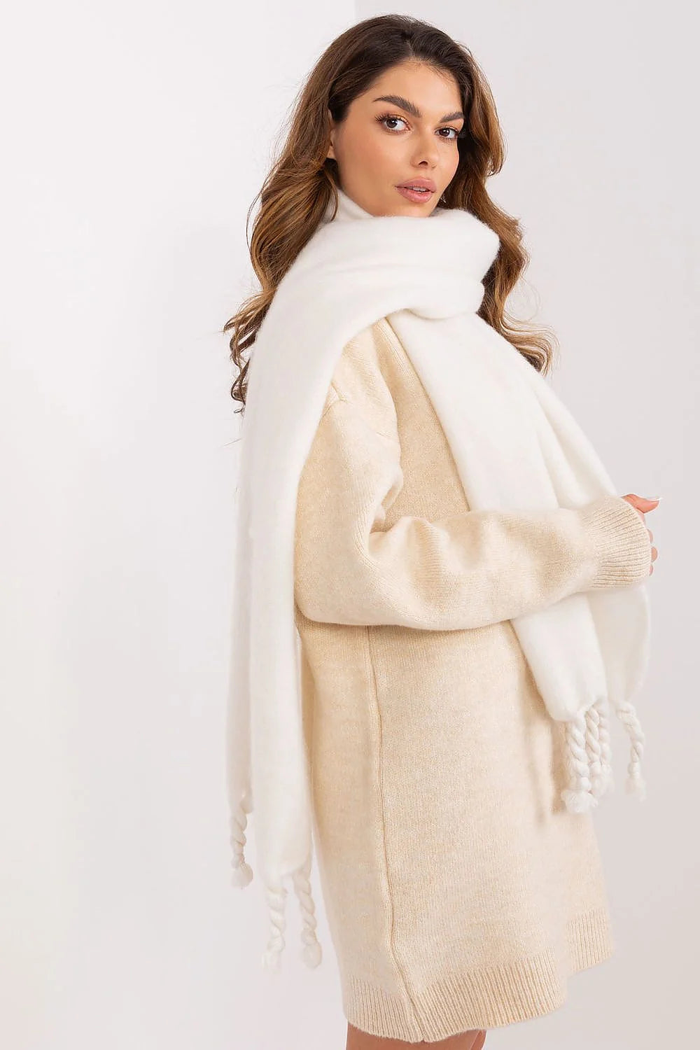 Écharpe longue épaisse franges torsadées pull oversize beige écharpe douillette hiver femmes look chic casual