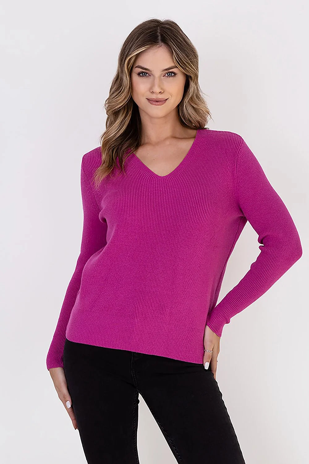 Pull femme col V manches longues rose fuchsia maille fine ajustée élégante côtelée extensible confortable polyvalente superposable casual chic intemporelle