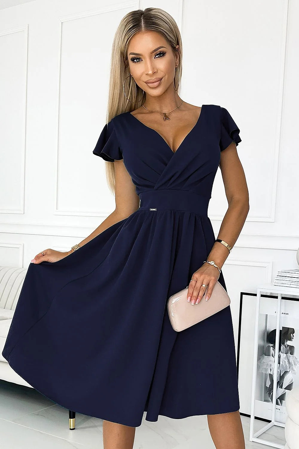 Robe de soirée élégante en tissu fluide bleu marine manches courtes encolure V croisée taille cintrée femme