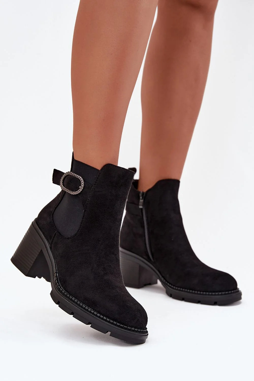 bottines femme suède écologique noire talon bloc pilier cheville doublure fourrure synthétique boucle ovale décorative glissière latérale semelle crantée antidérapante