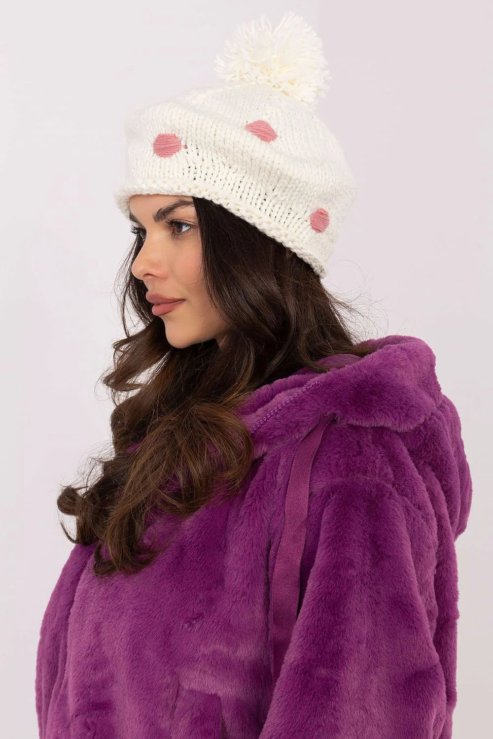 Bonnet à pompon motifs pois en laine douce veste fourrure violette pour femme hiver mode élégante