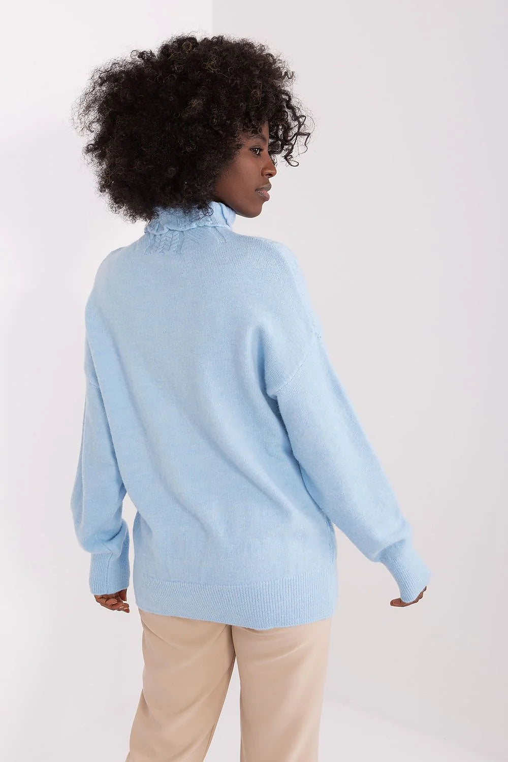 Pull pour femme col roulé motifs côtelés bleu ciel matière douce ample manches longues