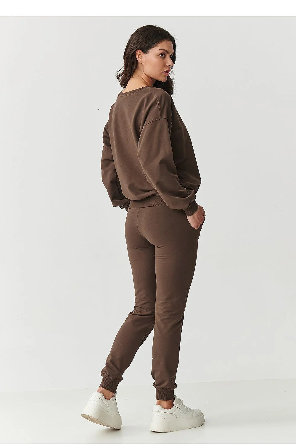 survêtement femme chocolat molleton sweat oversize col rond broderie discrète jogging taille élastique poches latérales resserré fuselée confort
