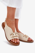 Sandales pour femme élégantes en cuir artificiel ouvertes talon plat ornement doré été 2023