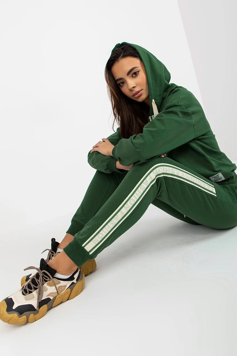 ensemble femme survêtement sweatshirt capuche oversize pantalon slim molleton coton élasthanne noir vert blanc bandes latérales cordons colV étiquette streetwear