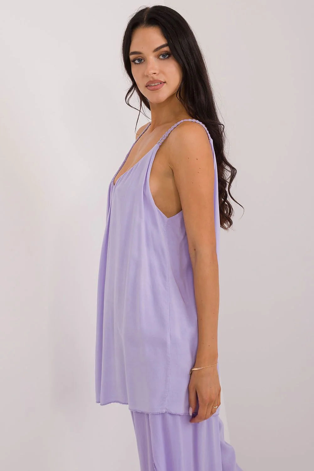 Robe estivale féminine légère et fluide en viscose couleur lavande pastel avec col dégagé et bretelles fines tressées pour un look casual chic femme