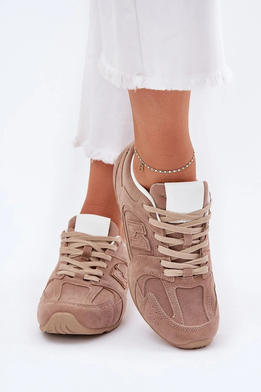 baskets femme basse suédine beige rosé rétro running empiècements cousus perforations languette contrastée blanche lacets plats semelle crantée